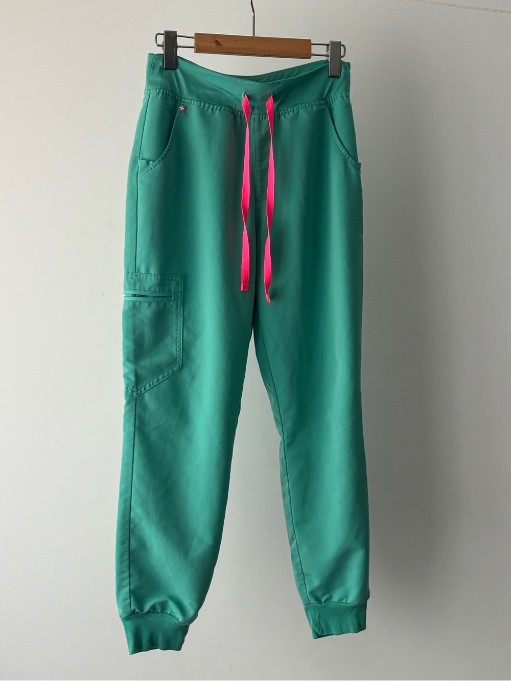 FIGS Zamora Scrub Pants High-Rise Surgical Green Neon Pink small/petite
